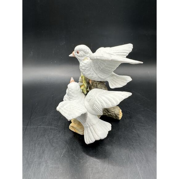 Vintage Pair of Porcelain White Doves With White Flowers Figurine Sculpture MINT - Picture 5 of 9